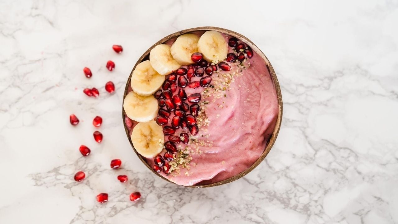 Sweet & Fruity Red Superfood Smoothie Bowl Recipe