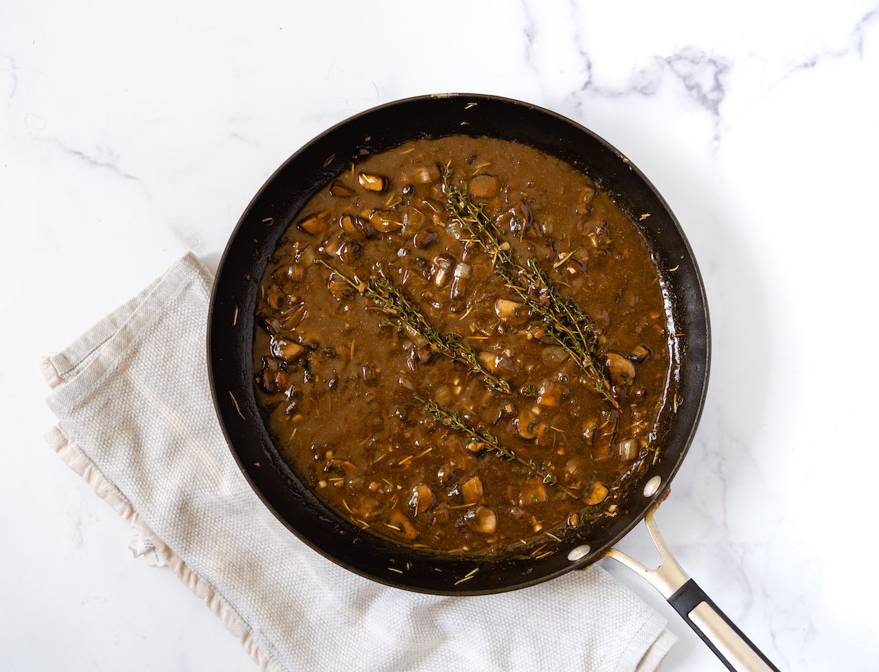 Sauce pan of vegan mushroom gravy with SkinnyFit Super Youth Collagen for healthy Thanksgiving sides ideas.
