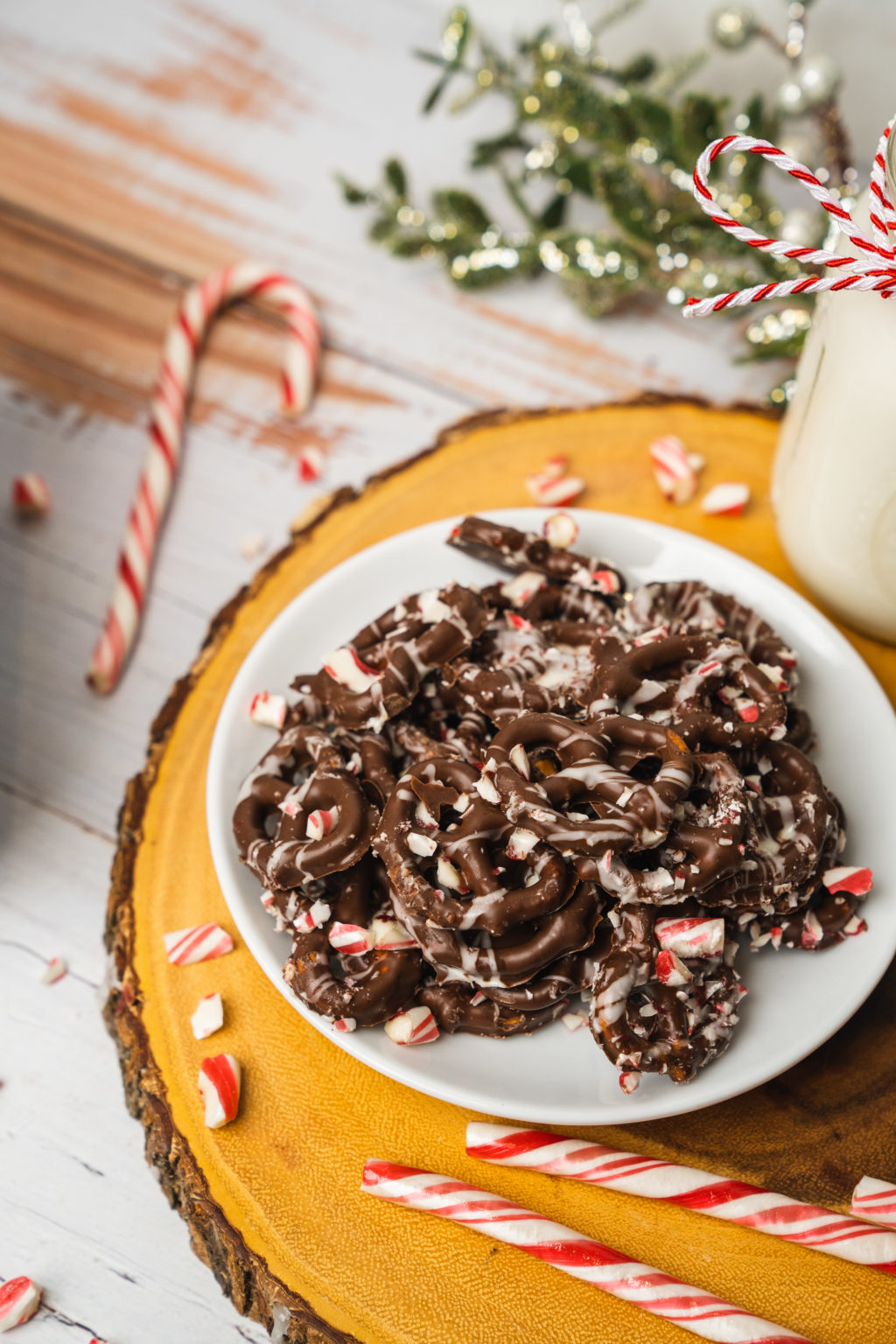 Easy Peppermint Bark Pretzels
