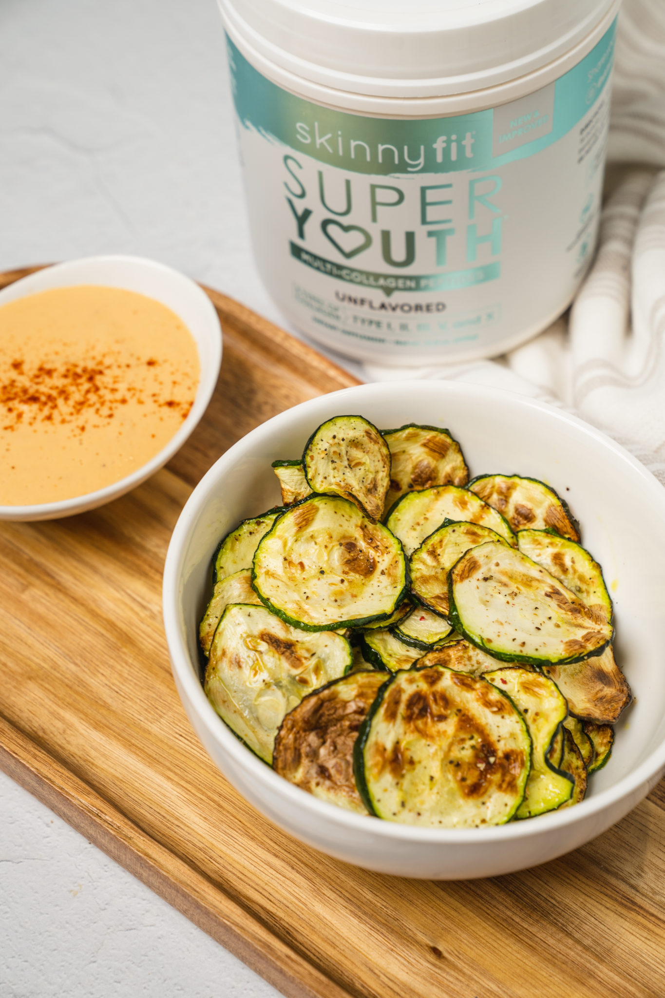 Healthy zucchini chips dip